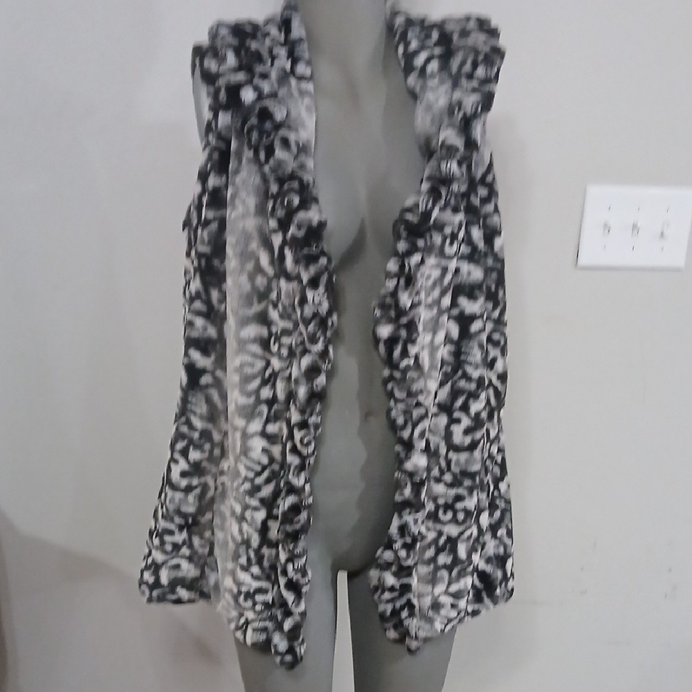 New Directions Black and White Patterned Vest